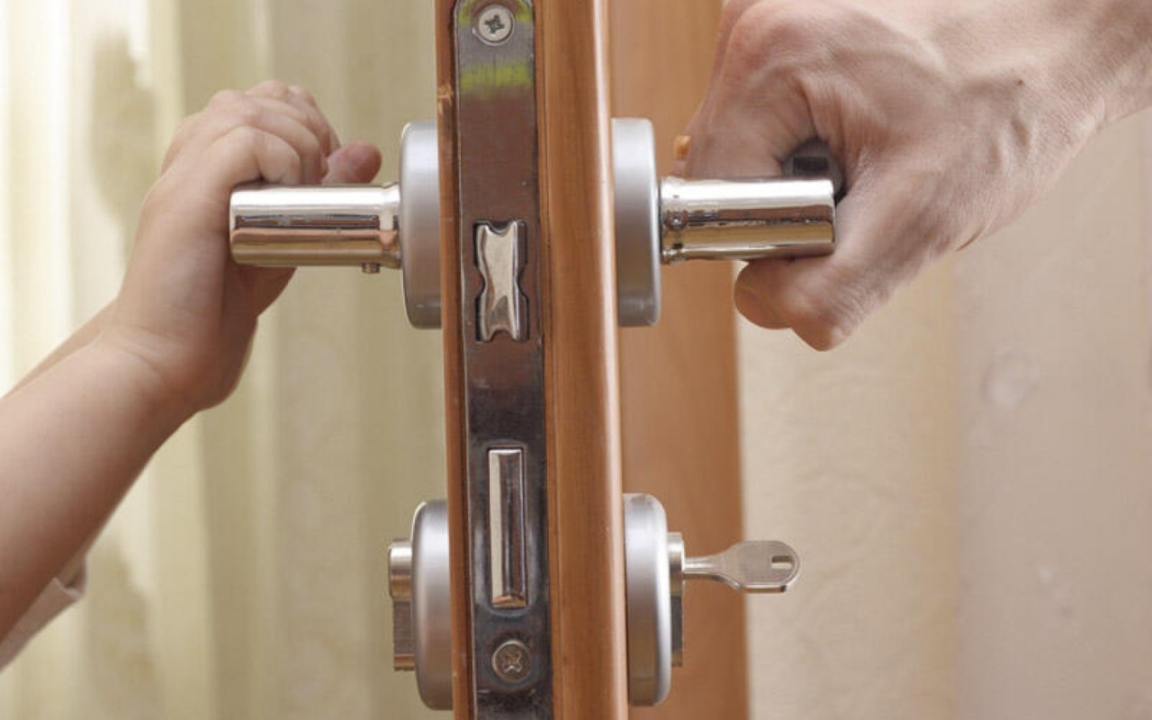 Se korvaa kuluneen lukon vain 10 minuutissa... yksinkertainen tekniikka, jota useimmat kotinikkarit eivät tunne.