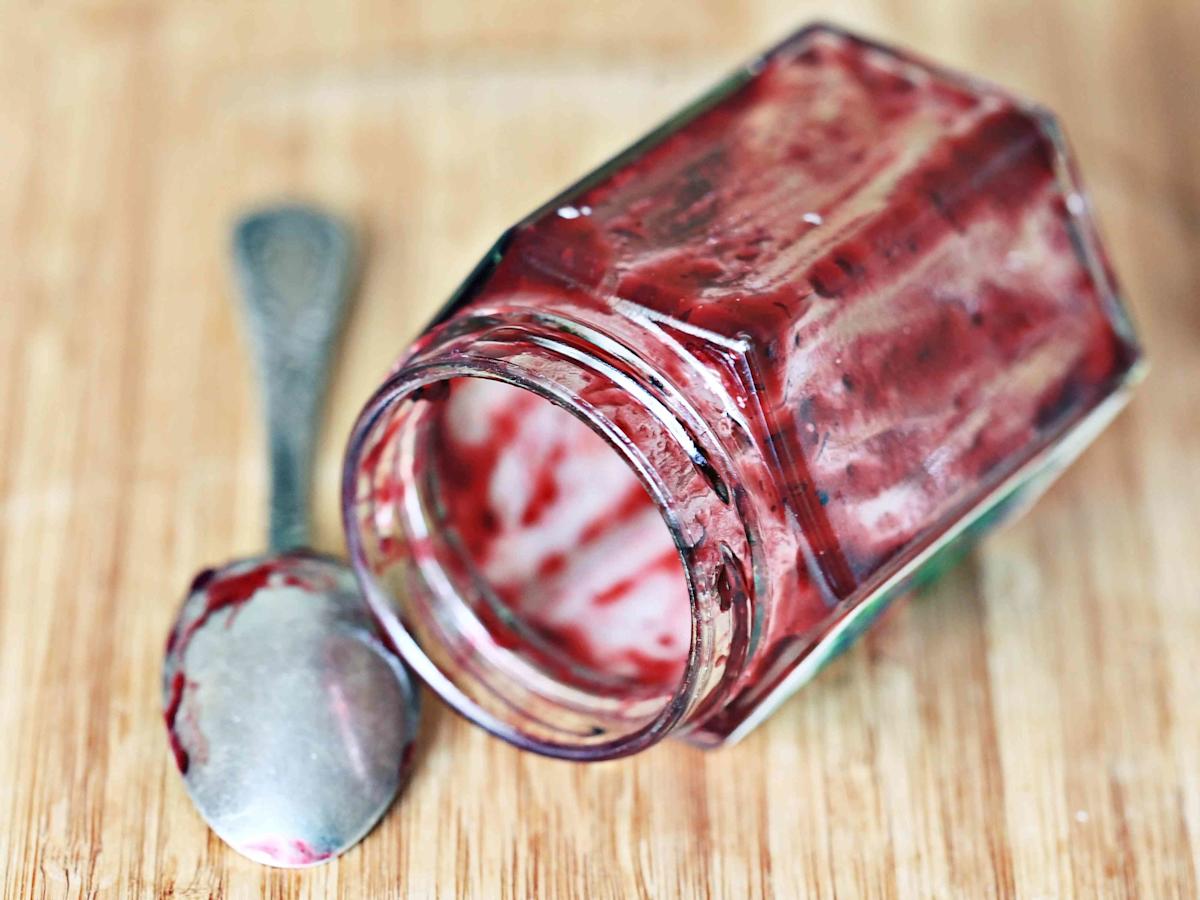 Onnekas, jolla on hillopurkkeja, on aarre: kuinka tehdä lamput pöydän koristeluun