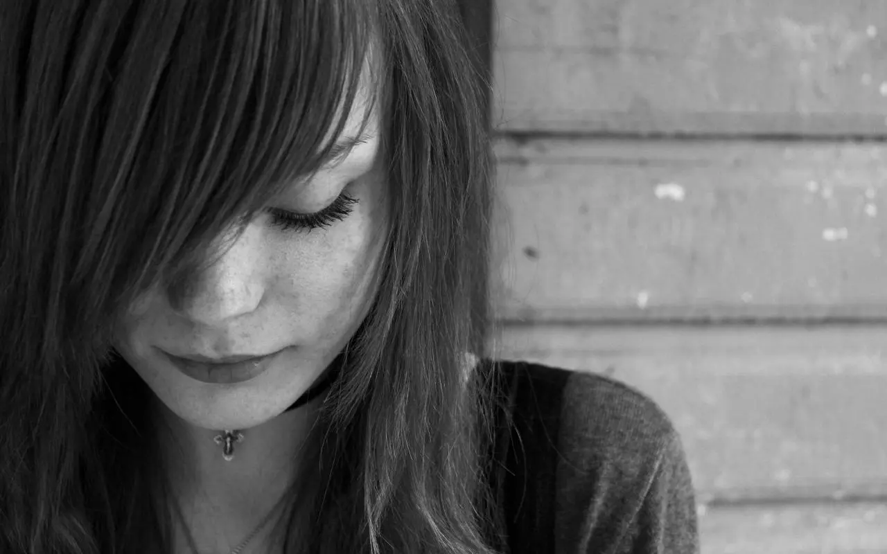 Monet ihmiset kävelevät katse alaspäin: tiede uskoo, että tähän on selitys