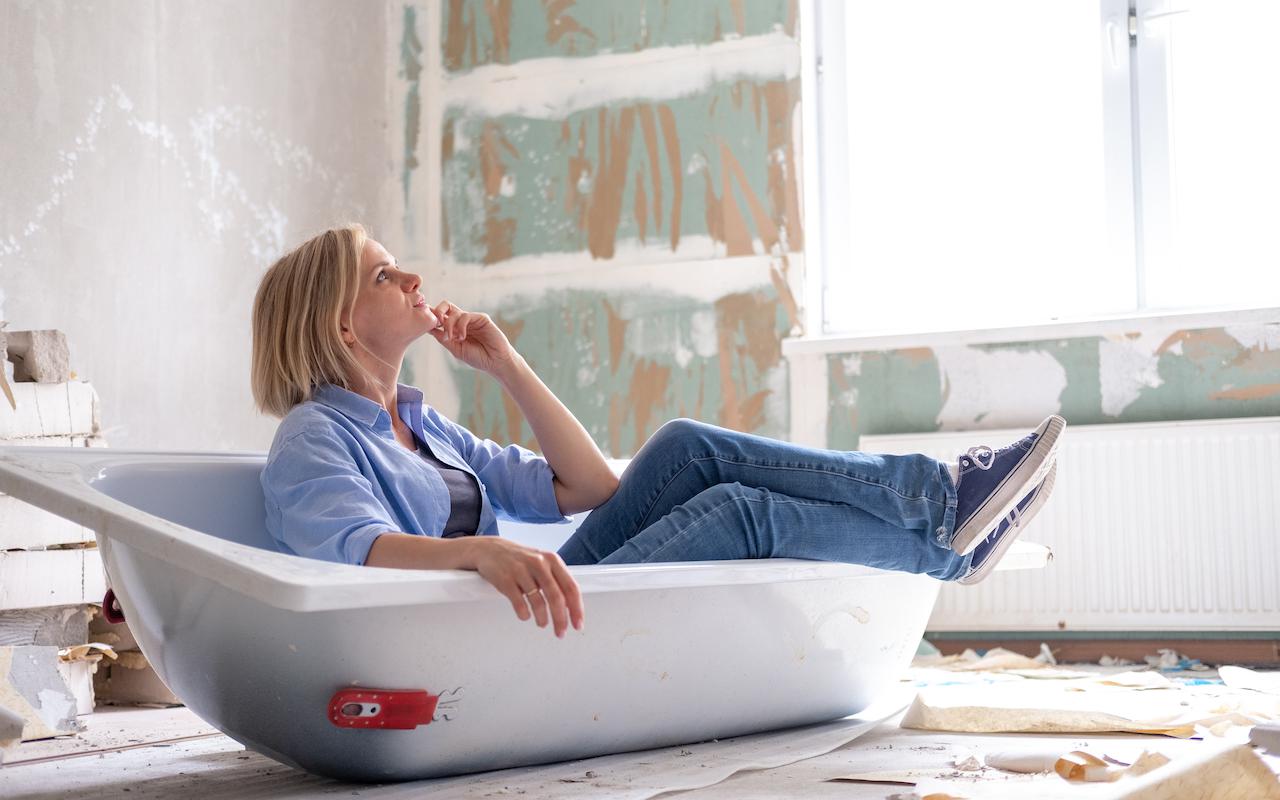 Ennen ja jälkeen: ruma kylpyhuone, joka muuttui pimeydestä valoon