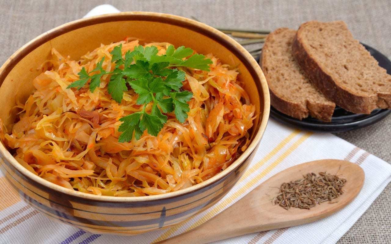 Miksi kannattaa lisätä omenaviinietikkaa kaaliin seuraavan kerran, kun valmistat sitä: asiantuntijan neuvo