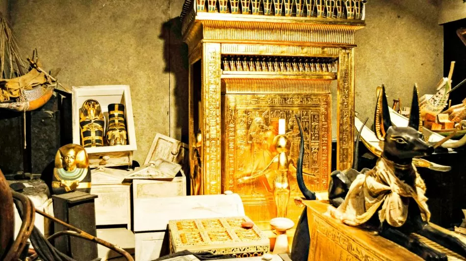 Vuosisadan Löytö: Tutankhamonin Haudasta Löydetty Korvaamaton Aarre.