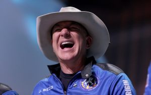 Jeff Bezos ei ymmärrä ihmisiä, jotka katsovat tulevaisuuteen masentuneina: 20 vuoden kuluttua ”miljoonat ihmiset” elävät avaruudessa.