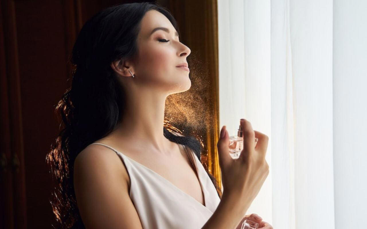 Uusi puhdas, puuterinen ja raikas tuoksu, jota tämän syksyn tyylikkäimmät suomalaiset naiset tulevat käyttämään.