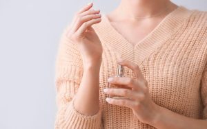 Uusi puhdas, puuterinen ja raikas tuoksu, jota tämän syksyn tyylikkäimmät suomalaiset naiset tulevat käyttämään.