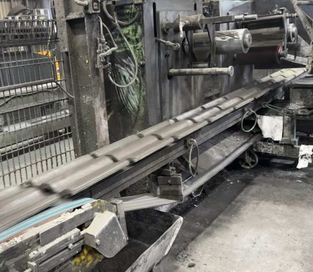 Australialaiset tutkijat jalostavat kivihiilen tuhkaa ja kierrätyslasia kevyemmiksi palonkestäviksi kattotiileiksi, mikä vähentää CO2-päästöjä 13 %.