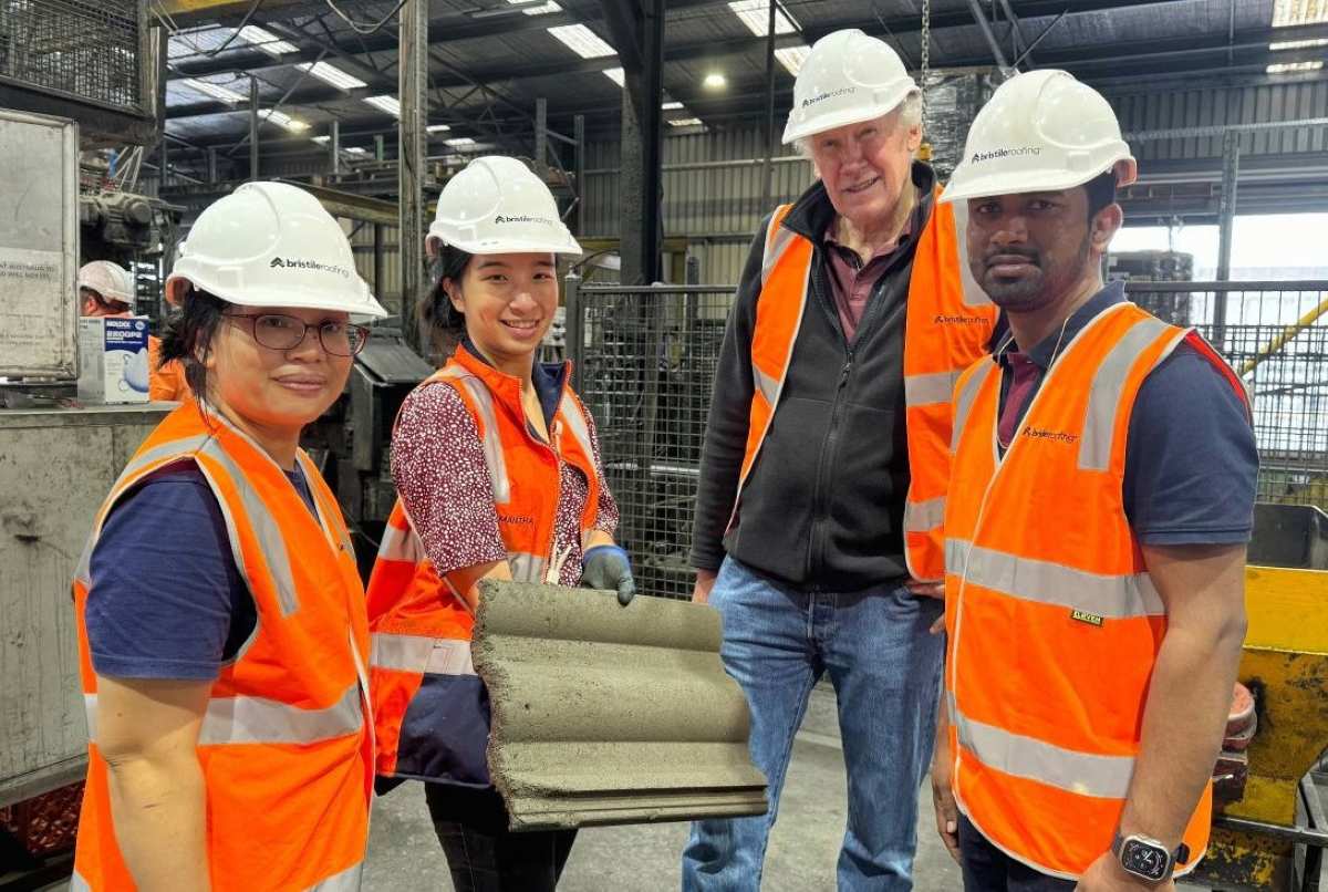 Australialaiset tutkijat jalostavat kivihiilen tuhkaa ja kierrätyslasia kevyemmiksi palonkestäviksi kattotiileiksi, mikä vähentää CO2-päästöjä 13 %.