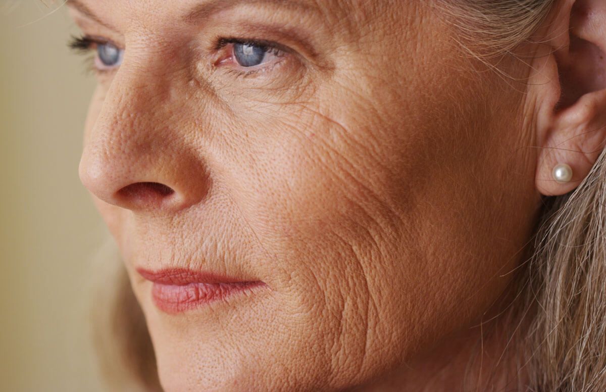 Kuinka käyttää omenaviinietikkaa ohuiden juonteiden pehmentämiseen ja ryppyjen luonnolliseen poistamiseen