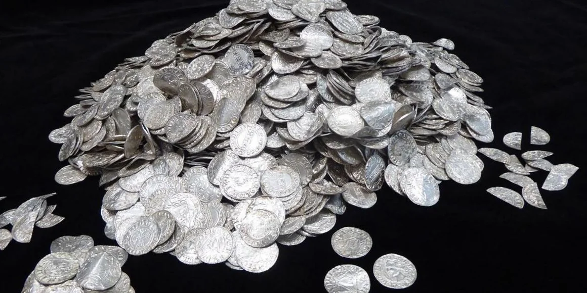 Hän menee kävelylle metsään ja löytää neljä maljakkoa, joiden sisällä on sulttaanin hallintokauden hopeinen aarre.