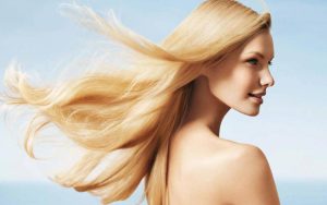 Rosmariinivesi hiusten nopeaan kasvuun, vahvistamiseen ja kiiltoon: miten valmistaa se kolmesta keittiöaineksesta