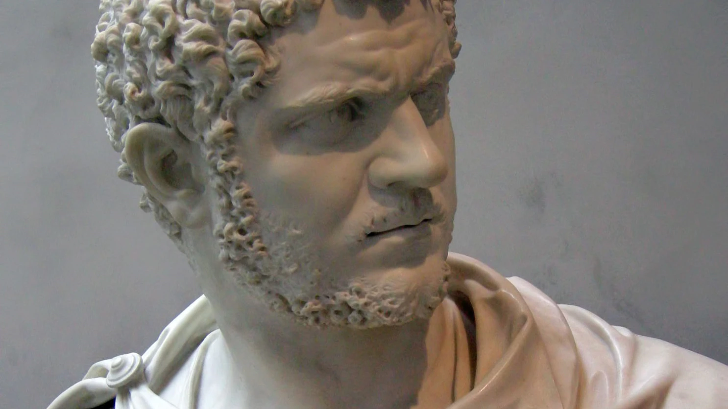 Karakallan keisarillinen käsky, joka löydettiin hylätyn suomalaisen talon kivistä.