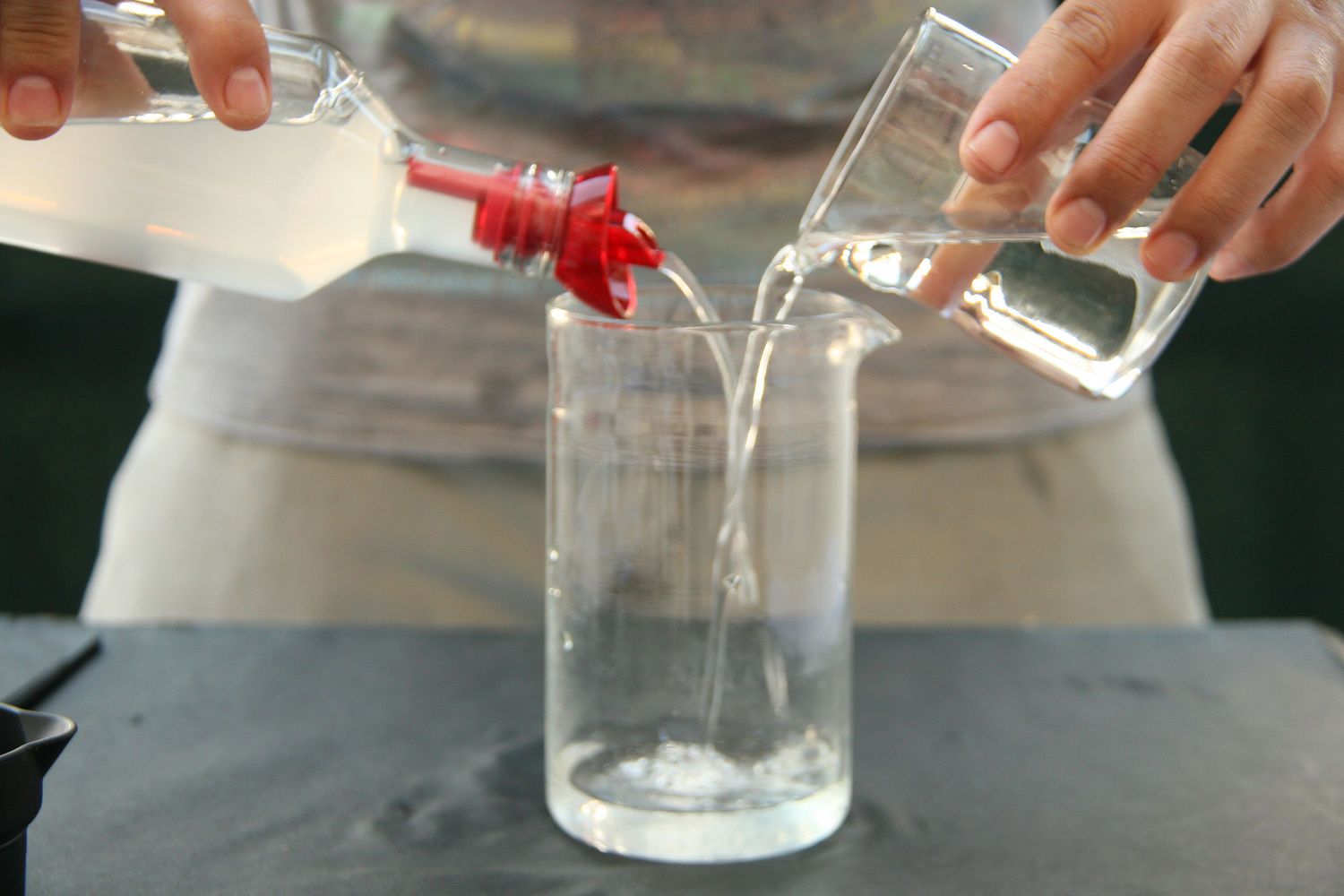 Mikä on etikan ja nestemäisen saippuan sekoittamisen tarkoitus?