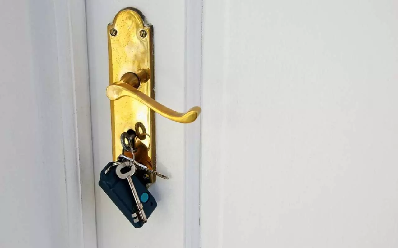 Se korvaa kuluneen lukon vain 10 minuutissa... yksinkertainen tekniikka, jota useimmat kotinikkarit eivät tunne.