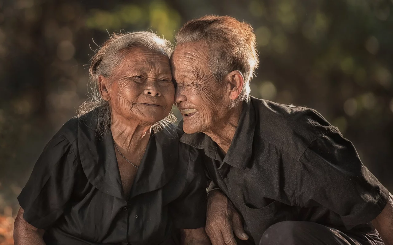 Jos haluat elää onnellisempaa elämää 65-vuotiaana, sano hyvästit näille tavoille