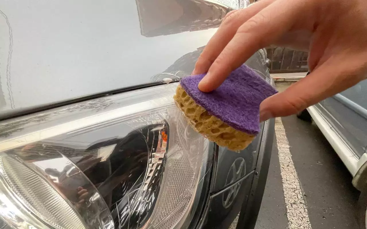 Miksi suihkuttaa etikkahappoa auton ajovaloihin? Mitä se tarkoittaa?