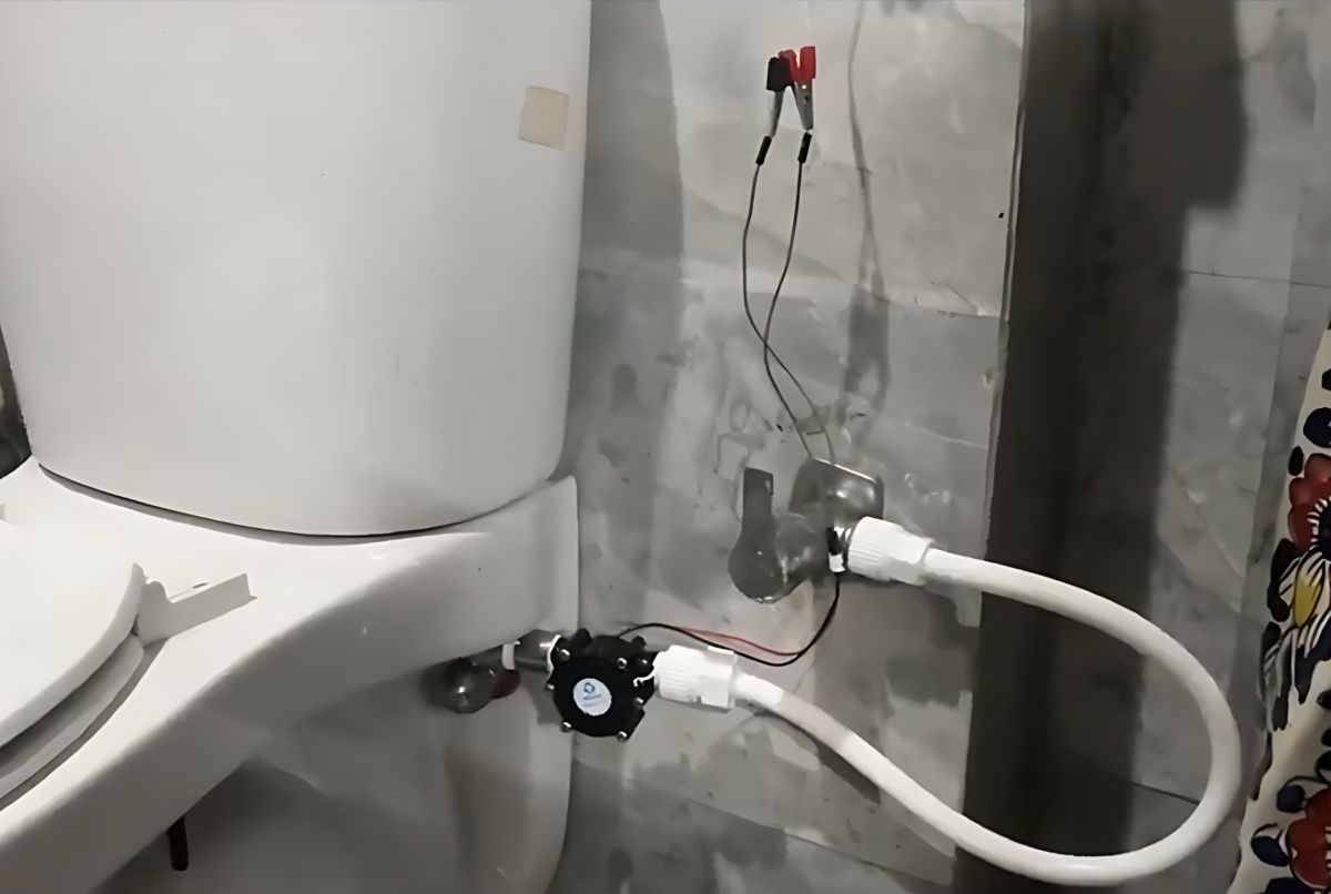 Opiskelija Kehittää Järjestelmän, Joka Tuottaa Sähköenergiaa Jokaisella Wc:n Huuhtelulla, Tavoitteenaan Valaista Intian Maaseutualueita.