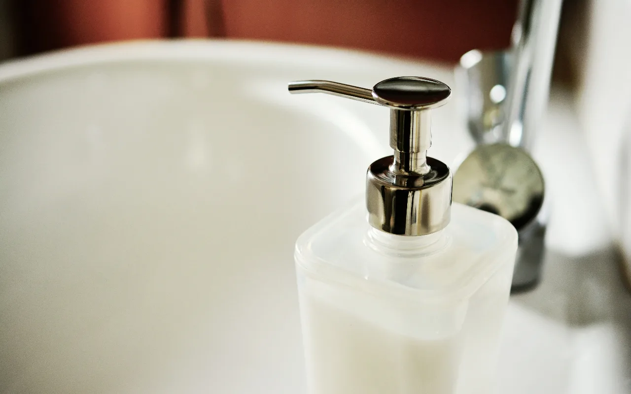 Mikä on etikan ja nestemäisen saippuan sekoittamisen tarkoitus?