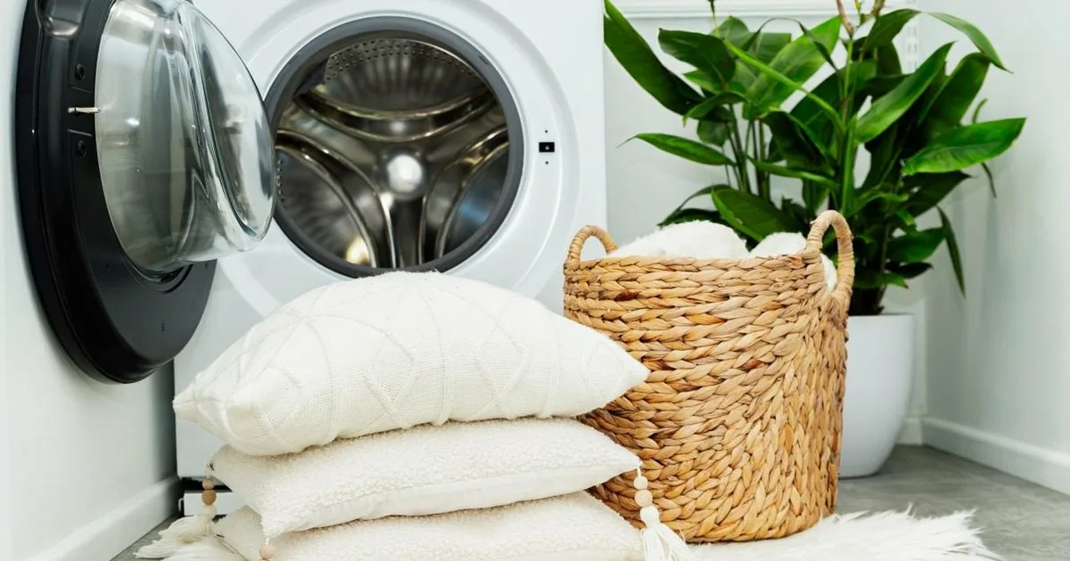 Yksinkertainen ja luonnollinen kaava, jota isoäidit käyttävät hotelleissa keltaisten tyynyjen pesemiseen ja niiden pitämiseen lumivalkoisina.