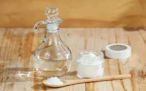 Ruokasoodan ja valkoviinietikan sekoittaminen: miksi se on suositeltavaa ja mitä hyötyä siitä on