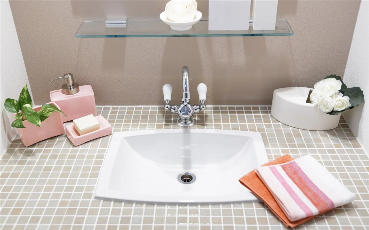 Ennen ja jälkeen: ruma kylpyhuone, joka muuttui pimeydestä valoon