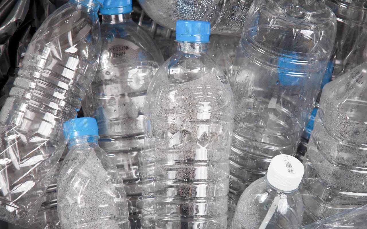 Ongelma ei ole pullojen uudelleenkäytössä: tiede väittää, että todellinen vaara piilee siinä, miten teemme sen.