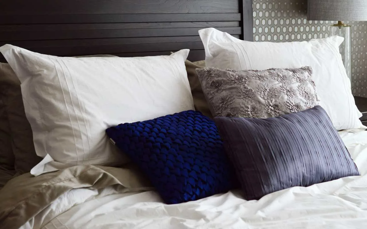 ”En olisi koskaan uskonut, että tämä yksityiskohta tyynylläni vaikuttaisi niin paljon yöuniini”: hotellien (ja edullinen) temppu, jonka avulla voit nukkua kuin kuningas