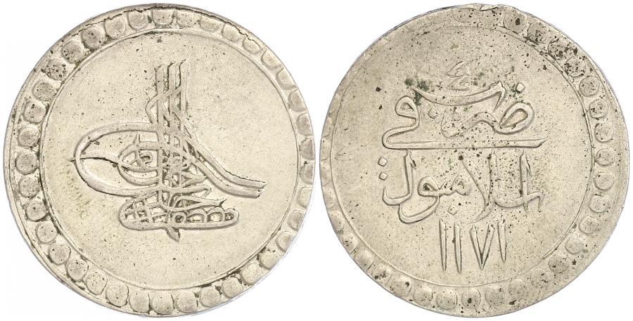 Hän menee kävelylle metsään ja löytää neljä maljakkoa, joiden sisällä on sulttaanin hallintokauden hopeinen aarre.