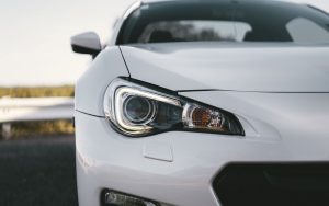 Miksi suihkuttaa etikkahappoa auton ajovaloihin? Mitä se tarkoittaa?