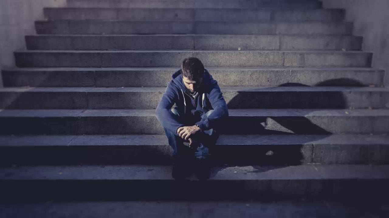 Mitä tarkoittaa kävellä katse maassa, psykologian mukaan