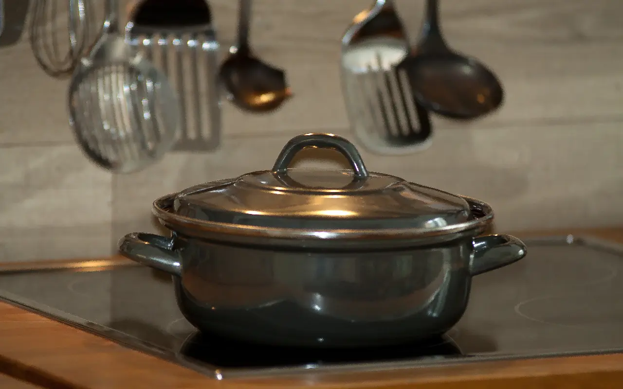 ”Vain vaihtamalla kattilat ja paistinpannut olen vähentänyt hiilijalanjälkeäni puoleen: tässä ovat materiaalit, joita tulisi välttää.”