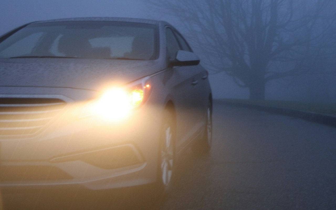 Etikan suihkuttaminen auton ajovaloihin: miksi se on tarpeen ja mitä etuja siitä on