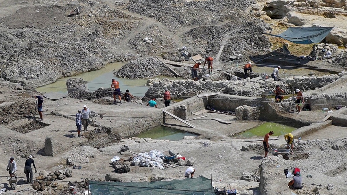 Historiallinen löytö: arkeologit sukelsivat tulivuorijärveen ja löysivät kokonaisen pronssikauden sivilisaation.