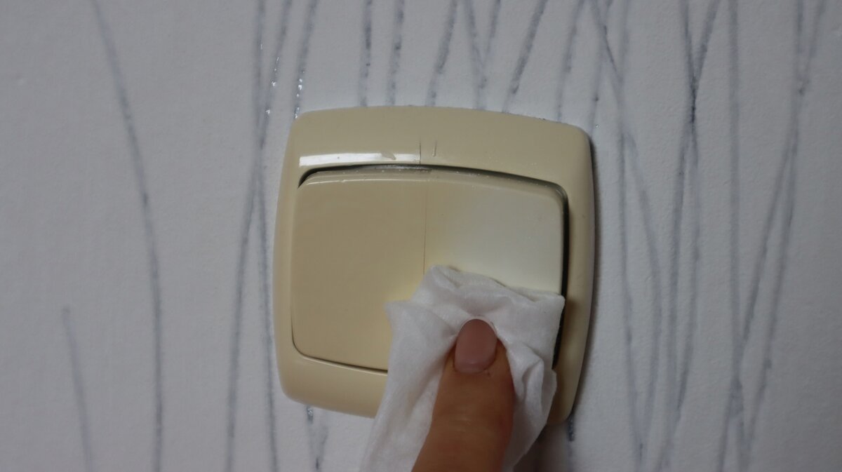 Kuinka puhdistaa pistorasiat ja kytkimet kotona? Näin poistat keltaiset tahrat.