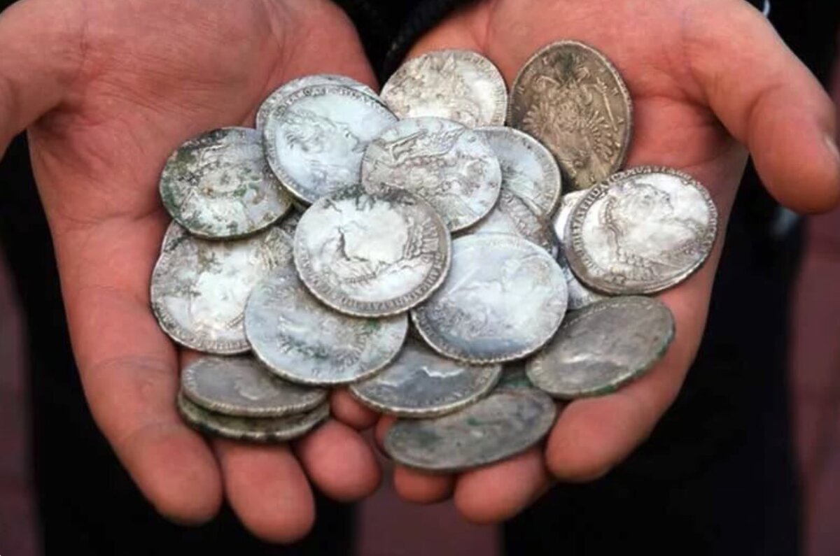 Alankomaissa pellolta löydettiin aarre, joka koostui 404 muinaisesta kulta- ja hopeakolikosta.