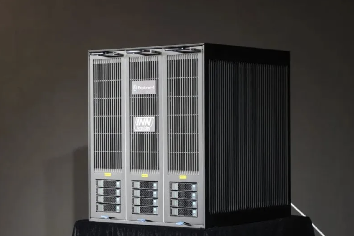 Kiinassa on esitelty tekoälypohjainen supertietokone, joka on kooltaan kuin minijääkaappi ja vähentää energiankulutusta 90 %.