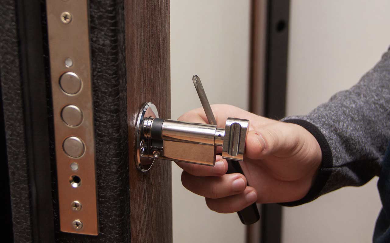 Se korvaa kuluneen lukon vain 10 minuutissa... yksinkertainen tekniikka, jota useimmat kotinikkarit eivät tunne.