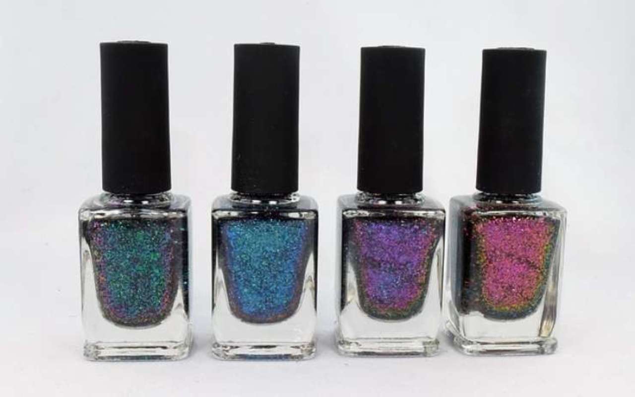 Tyhjistä kynsilakkapulloista voi tehdä kauniita koristeellisia minimaljakoita.