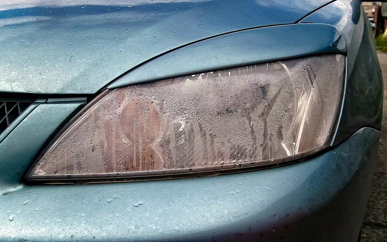 Miksi suihkuttaa etikkahappoa auton ajovaloihin? Mitä se tarkoittaa?