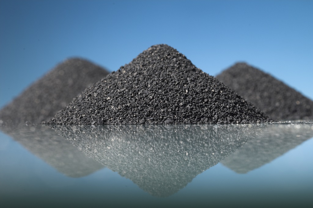 Australialaiset tutkijat jalostavat kivihiilen tuhkaa ja kierrätyslasia kevyemmiksi palonkestäviksi kattotiileiksi, mikä vähentää CO2-päästöjä 13 %.